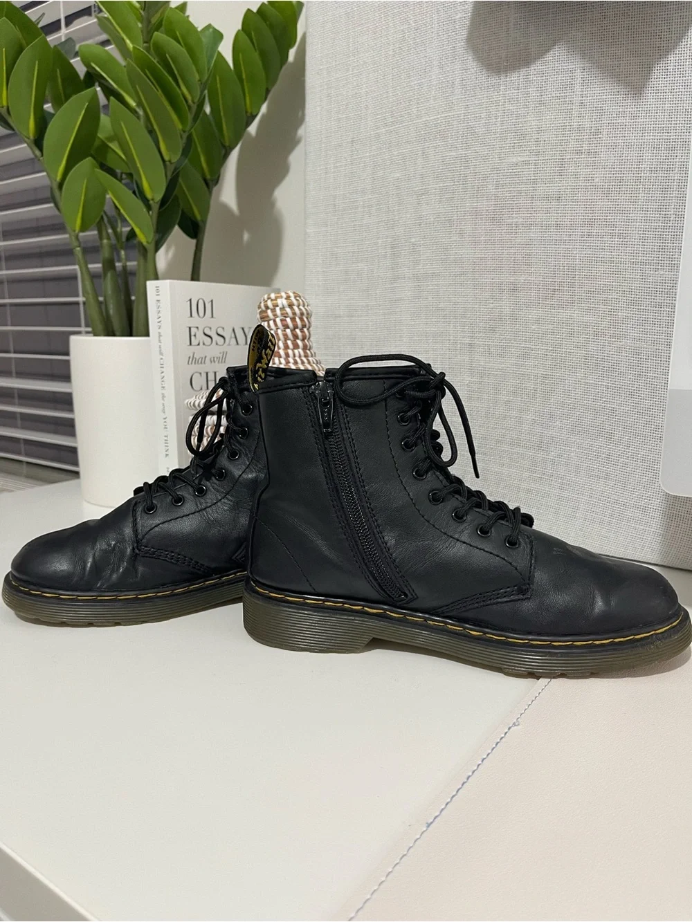 DR. MARTENS doc youth kids 4 black boots